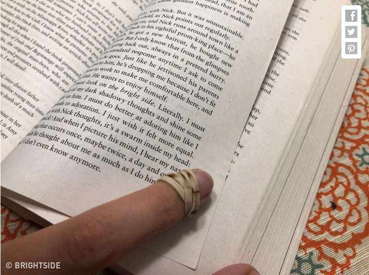 Đây là cách tốt hơn để lặt trang sách thay cho việc liếm ngón tay.