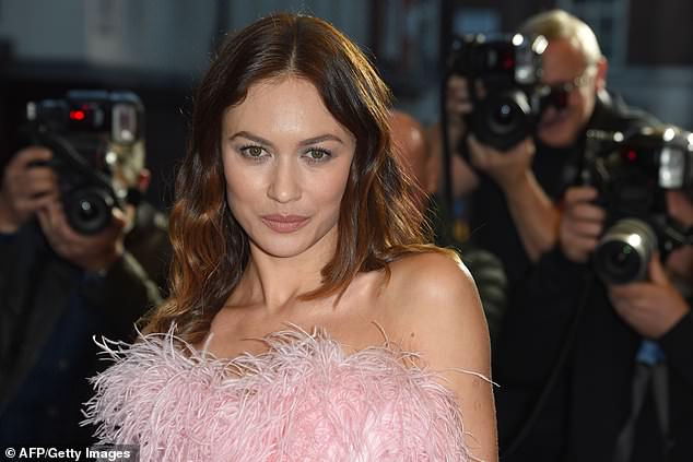 Vẻ đẹp cuốn hút của Kurylenko.