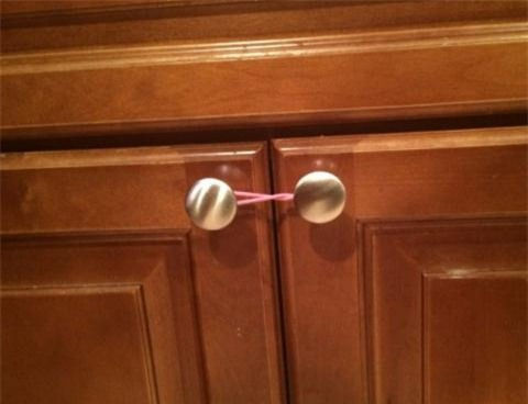Để trẻ không thể mở tủ.