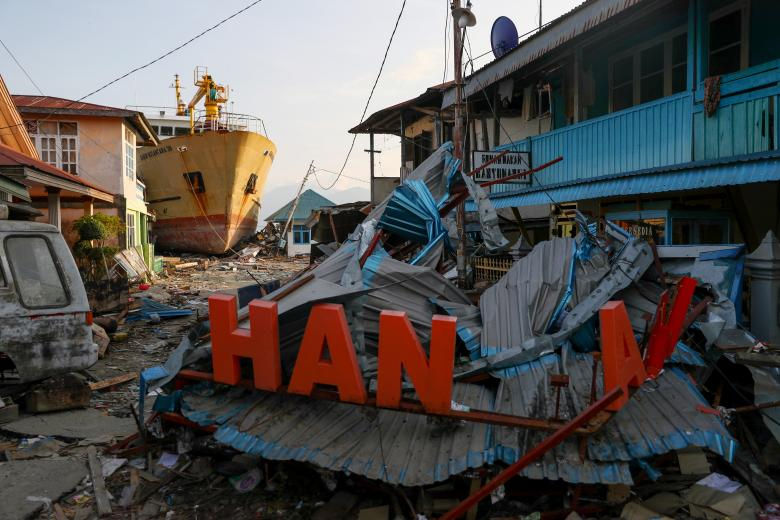   Một con tàu bị đánh dập vào bờ sau trận động đất, sóng thần tấn công ở khu vực ở Wani, Donggala, Trung Sulawesi. (Ảnh: Reuters)  