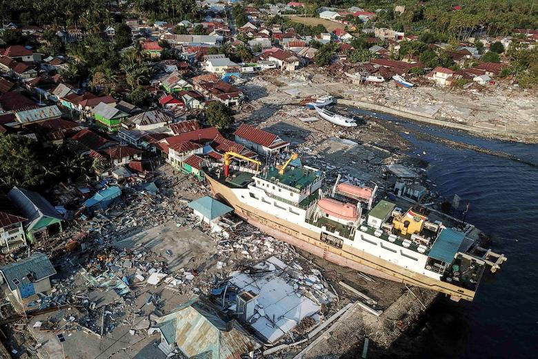   Con tàu bị mắc kẹt trên bờ sau trận động đất và sóng thần tấn công khu vực ở Wani, Donggala, Sulawesi. (Ảnh: Reuters)  