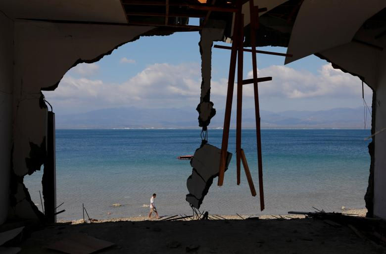   Tàn tích của một ngôi nhà sau khi sóng thần tấn công bãi biển Lolik gần Palu, đảo Sulawesi. (Ảnh: Reuters)  