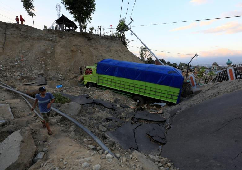   Một chiếc xe tải đang bị mắc kẹt sau trận động đất xảy ra tại huyện Balaroa ở Palu, đảo Sulawesi. (Ảnh: Reuters)  