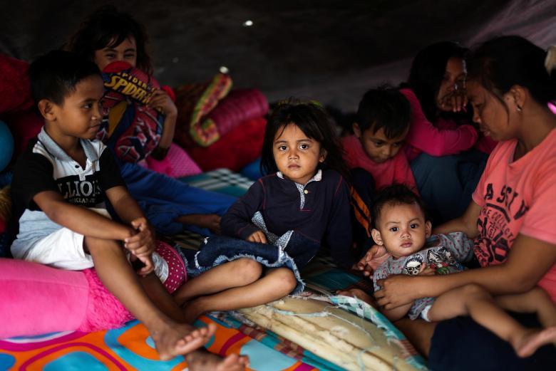   Những khuôn mặt tội nghiệp của lũ trẻ là nạn nhân trong trận động đất và sóng thần được chụp tại một nơi tạm trú ở Donggala, Trung Sulawesi. (Ảnh: Reuters)  