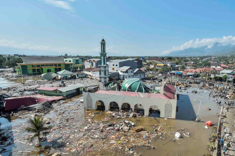   Toàn cảnh nhà thờ Hồi giáo Baiturrahman sau khi bị sóng thần tấn công. (Ảnh: Reuters)  