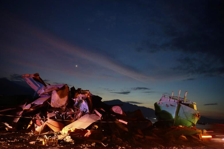   Những mảnh vụn và một con tàu được nhìn thấy sau trận động đất và sóng thần ở Donggala, Sulawesi. (Ảnh: Reuters)  