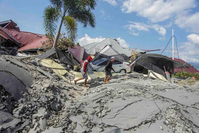   Bề mặt một con đường tại huyện Petobo sau khi trận động đất đi qua. (Ảnh: Reuters)  