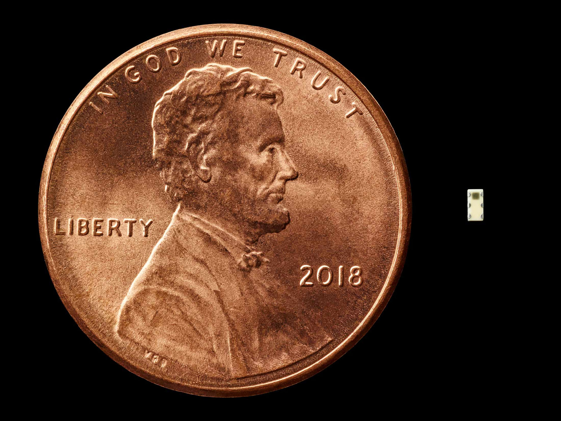So sánh kích thước của một micro chip.