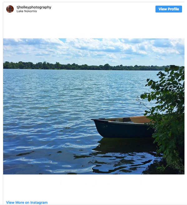 Hình 1: nằm trên một chiếc xuồng đang trôi trên mặt hồ yên tĩnh không có gì ngoài một bầu trời trong xanh phía trên.