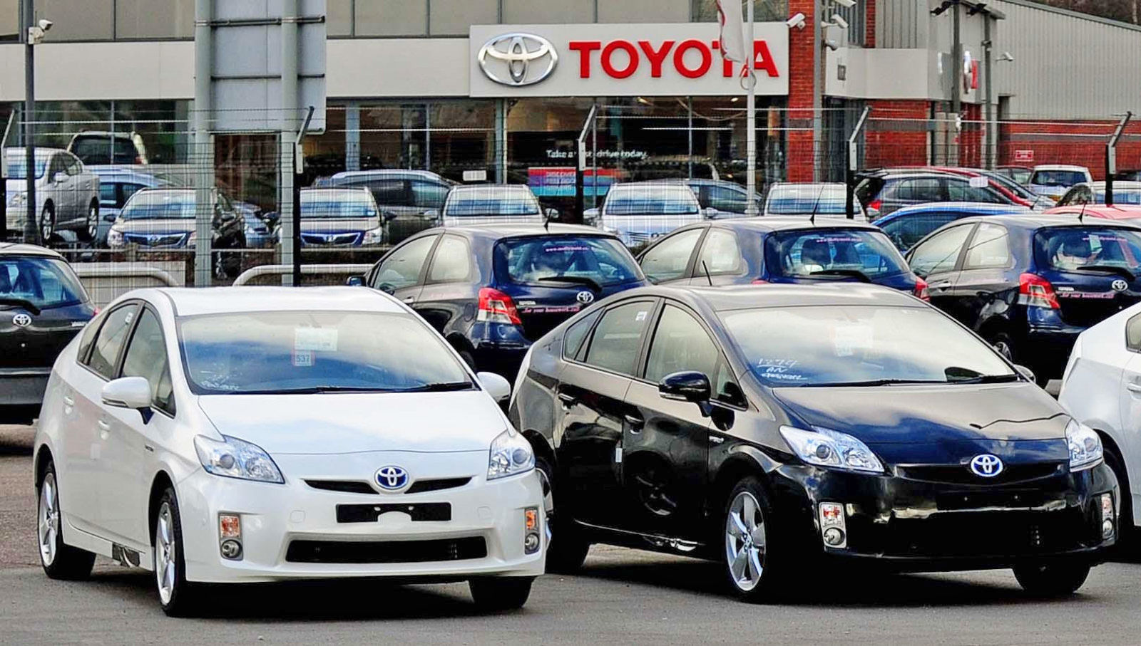 Toyota tiếp tục triệu hồi 2,4 triệu xe hybrid do lỗi kỹ thuật