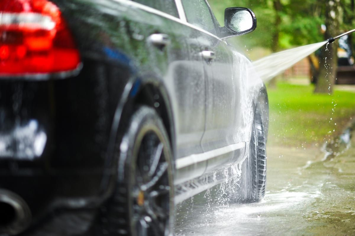 Rửa xe thường xuyên là điều nên làm trong mùa mưa. Ảnh: Odishabytes.