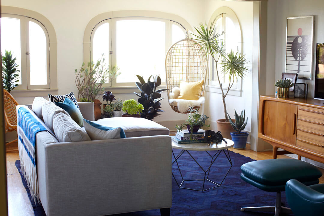   Võng ghế là một gợi ý hợp thời trang trong thiết kế nội thất gia đình hiện nay. Không chỉ tạo không gian đẹp cho căn phòng, mà còn góp phần làm cho căn phòng gia đình thêm ấm cúng.  