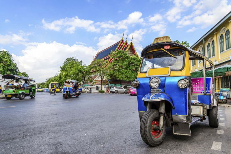   Tuk tuk là một phương tiện giao thông quan trọng ở Bangkok. Nguồn: Asia Transpacific Journeys  