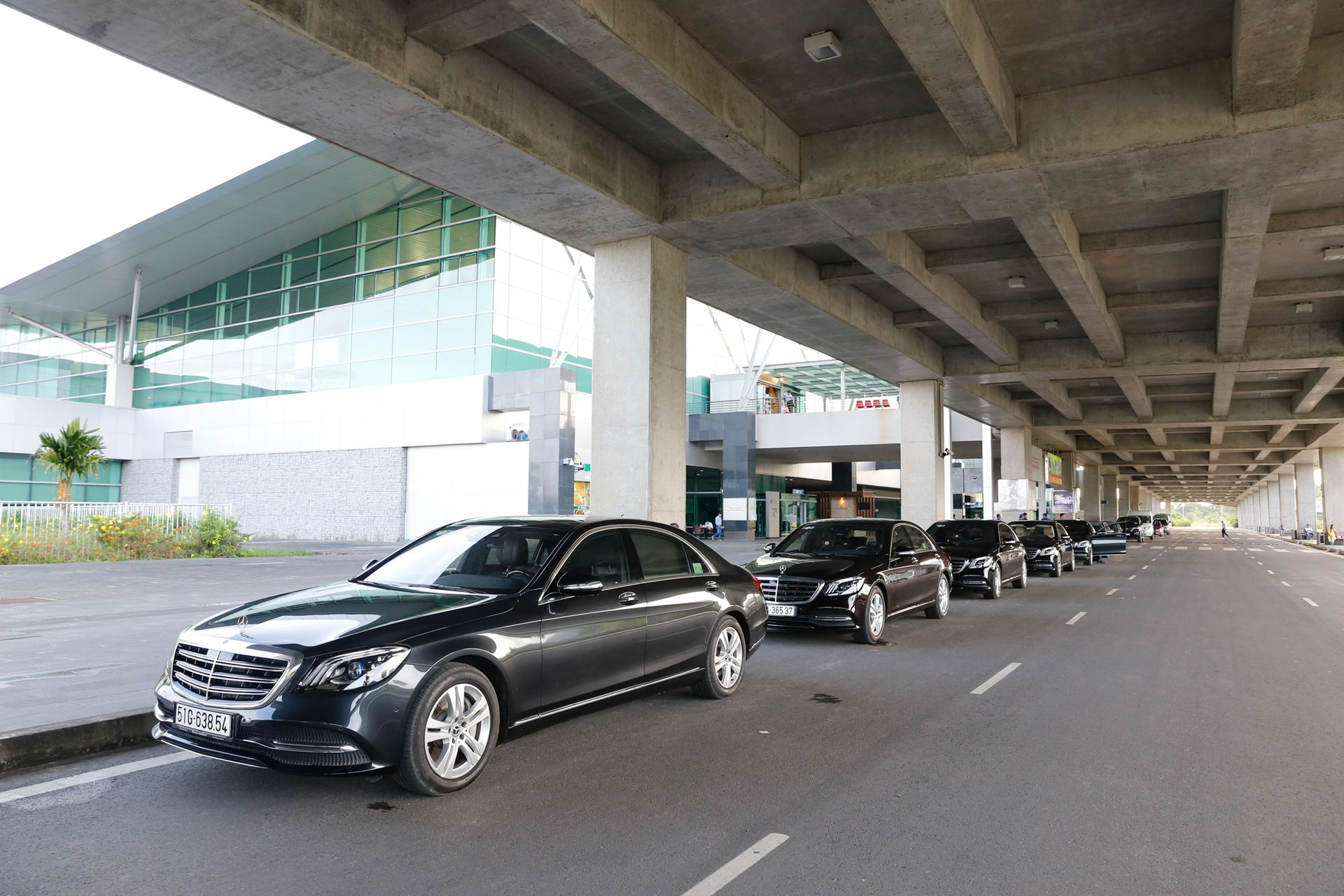 Đội xe của MBV đã có mặt tại sân bay để đón đoàn khách mời.