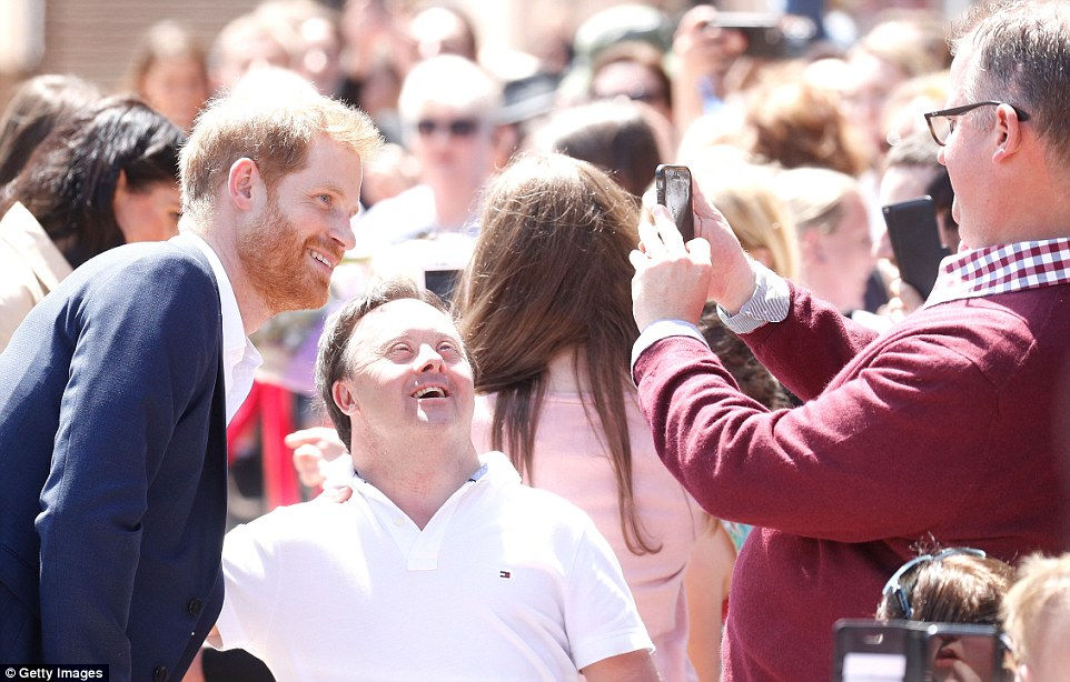 Hoàng tử Harry chụp hình cùng người hâm mộ.