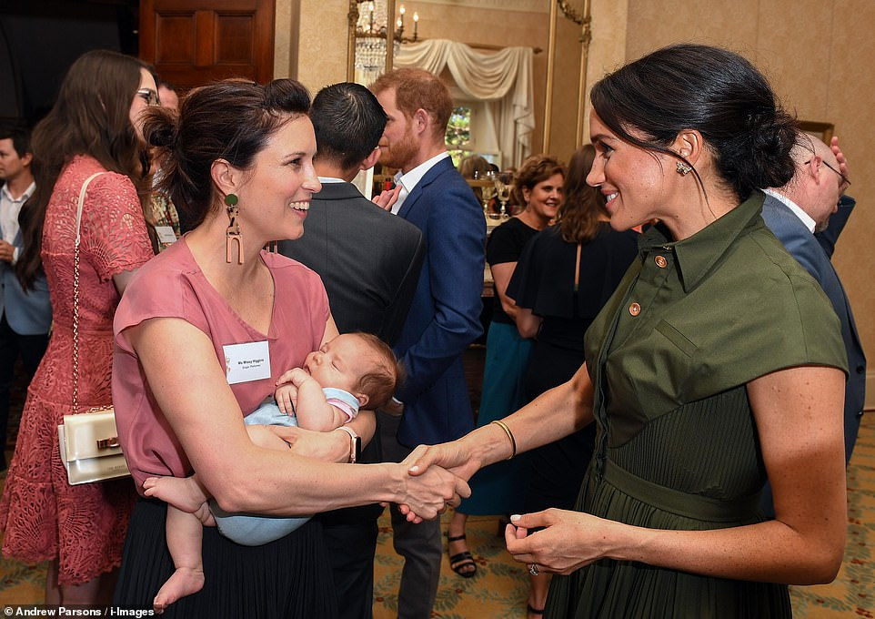 Nữ công tước Meghan trò chuyện với ca sĩ người Úc Missy Higgins và đứa con 9 tuần tuổi của cô, Lunar trong buổi chiều ngày 16/10.