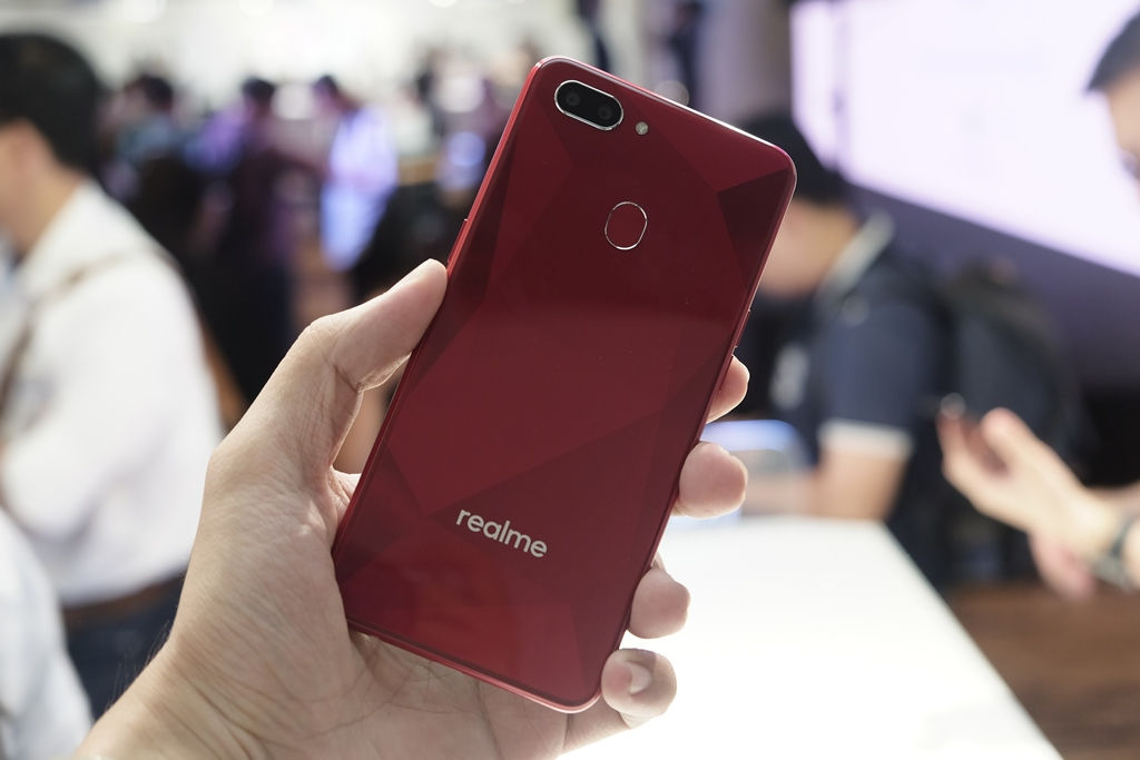 Realme 2 có thiết kế giống Oppo F7, nhưng có camera kép.