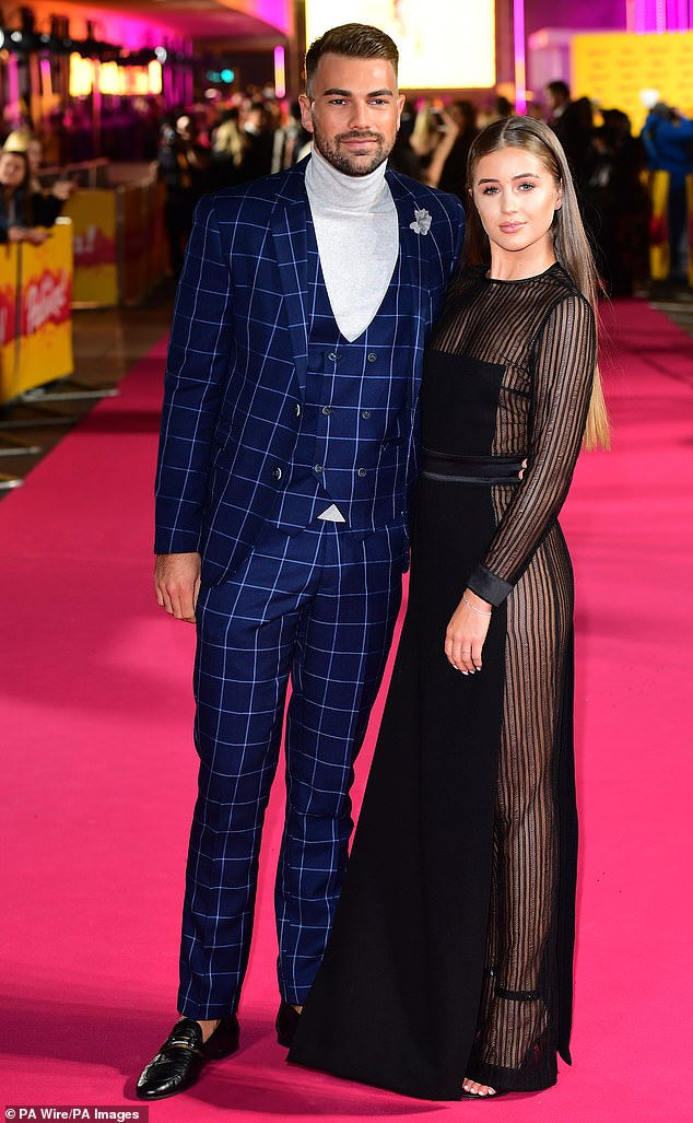 Georgia Island và Sam Bird đã trở thành cặp đôi thứ năm trong của chương trình Love Island của nước Anh chia tay chỉ vài giờ sau khi họ được chụp ảnh tại gala ITV