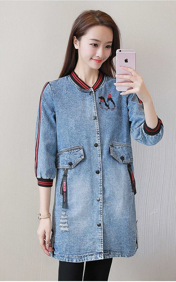 Áo khoác jean nữ cổ bomber form dài phong cách với thiết kế tuy đơn giản cùng gam màu xanh jean cổ điển tạo nên vẻ mạnh mẽ và cá tính khi mặc.