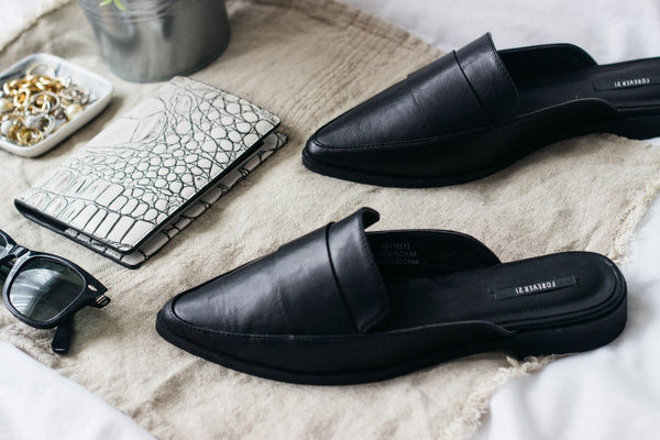 Giày loafer với ấn tượng thanh lịch, nền nã kết hợp cùng dép xỏ ngón, dép lê thoải mái.