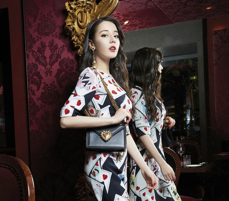 Đại sứ thương hiệu khu vực Châu Á – Thái Bình Dương,  Địch Lệ Nhiệt Ba, trẻ trung trong thiết kế đầm in họa tiết và túi Devotion của  Dolce & Gabbana