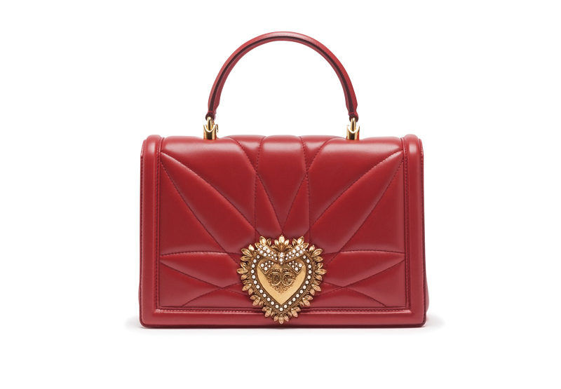 Chi tiết những chiếc lá tinh xảo viền quanh trái tim kế thừa truyền thống duy mỹ vốn có của Dolce & Gabbana
