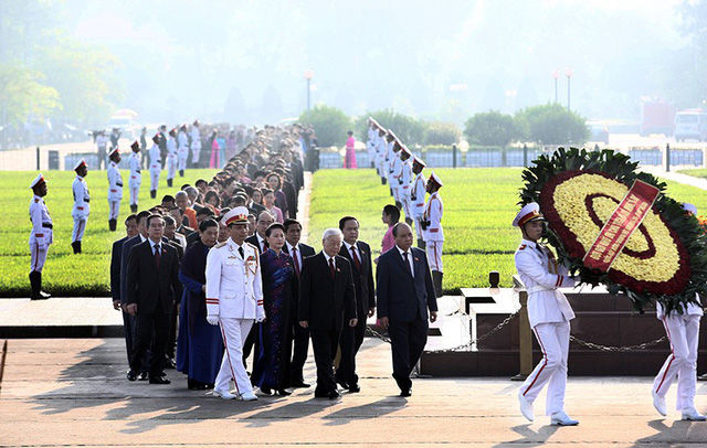 Các đại biểu Quốc hội vào lăng viếng Chủ tịch Hồ Chí Minh.
