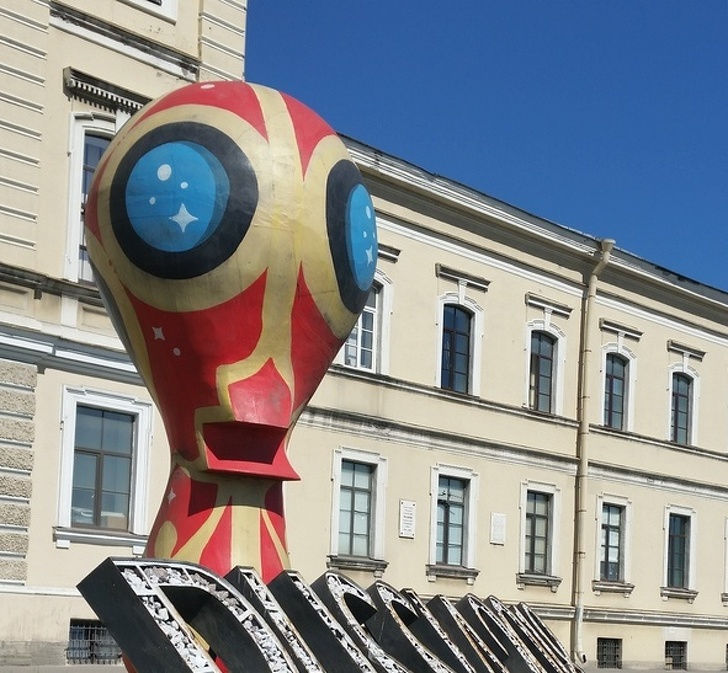 Đây không phải là người ngoài hành tinh, đây là biểu tượng của FIFA World Cup. Ảnh: prostislav1/pikabu