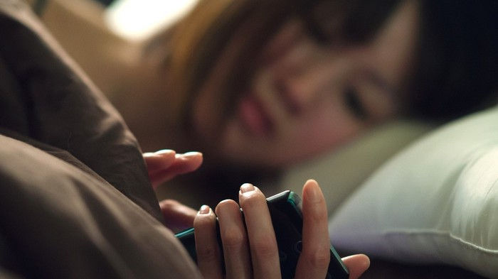 Rất nhiều người trong chúng ta luôn có thói quen sử dụng điện thoại trước khi ngủ, đó có thể là đọc báo, xem phim, chơi game hay lướt facebook...