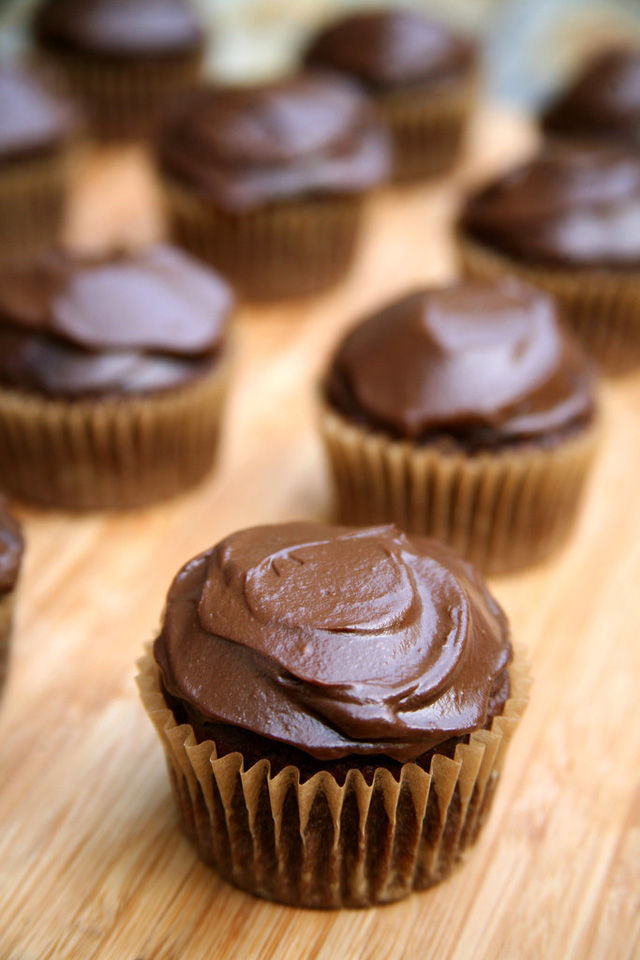 Cupcake được làm từ chocolate kèm với bơ xay sẽ mang hương vị thơm ngon đặc biệt hơn.