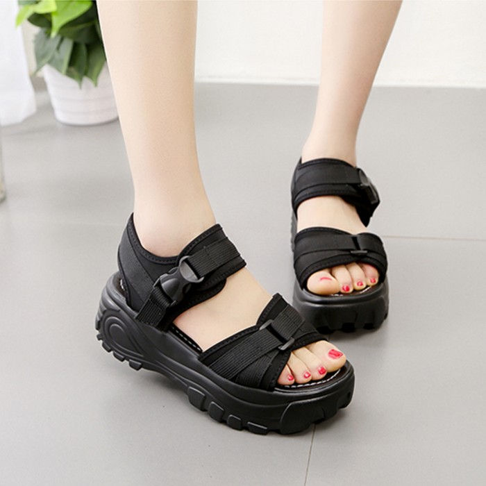 Giày sandal quai dù đế bánh mì có quai ngang bản to ở vị trí các ngón chân, quai quanh cổ chân thiết kế dạng dán và được trang trí khóa nhựa bấm lạ mắt. Giá tham khảo: 260.000 đồng.