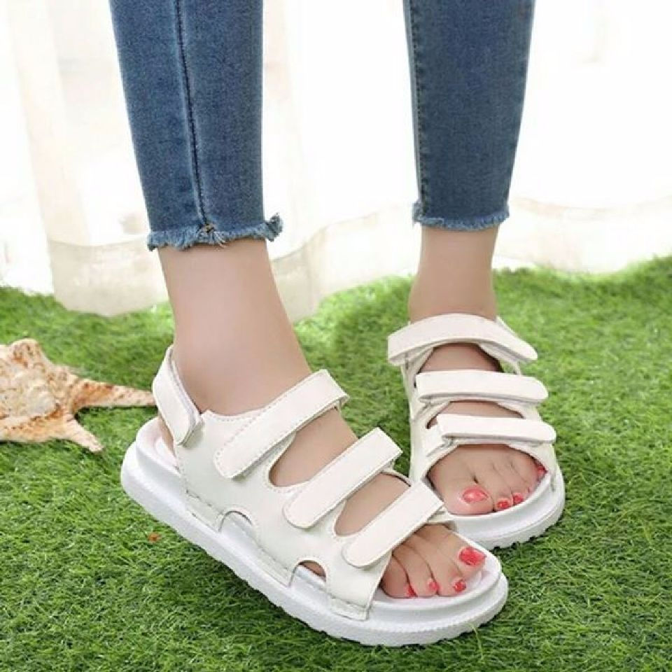   Xu hướng hiện nay phần lớn là những mẫu thiết kế giày sandal nữ đẹp, hướng tới mục tiêu thoải mái, thoáng mát và năng động.  