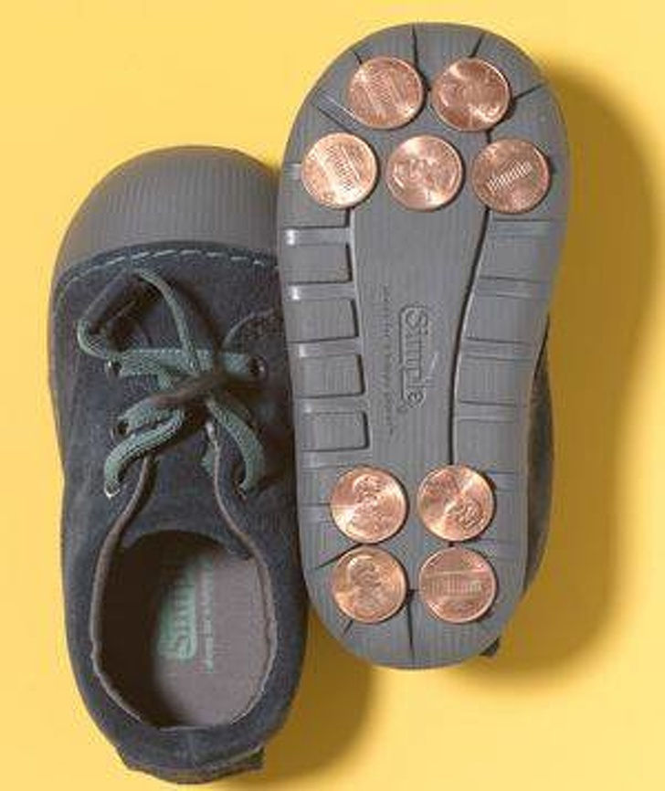 Bạn hãy dán những đồng xu vào đế giày của trẻ. Cách này giúp trẻ có những bước đi vững chắc và thỏa thích chạy nhảy khi tham gia nhiều hoạt động khác nhau. Ảnh: Mycutecorner