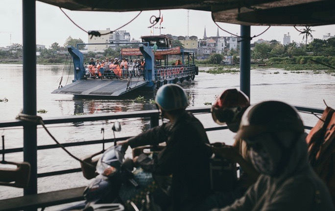 Hằng ngày, có hàng ngàn người dân từ quận 12 về trung tâm TP.HCM bằng phà An Phú Đông.