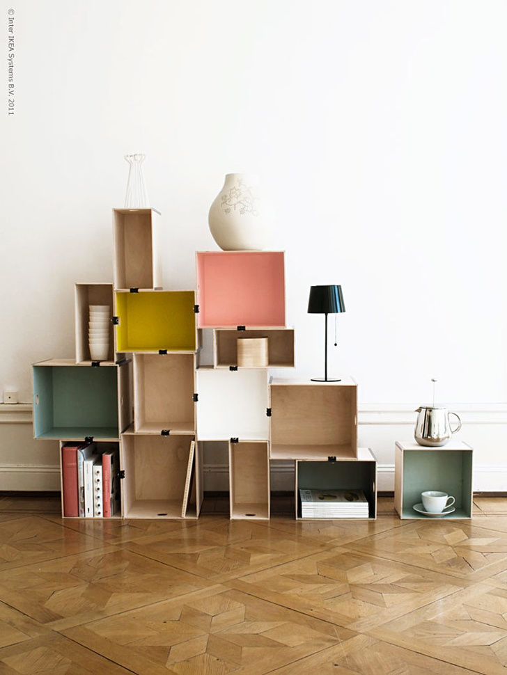 Chiếc kệ được tạo nên từ những cái hộp và kẹp giấy văn phòng phẩm. Ảnh: Livet Hemma/IKEA
