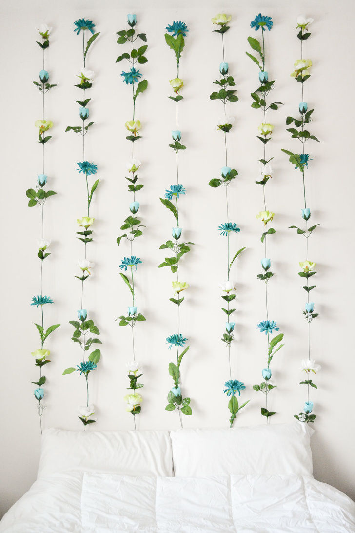   Bạn có thể trang trí giường ngủ bằng những bông hoa giả. Chúng sẽ mang lại cho căn phòng màu xanh từ thiên nhiên.  Ảnh: Sweet Teal  