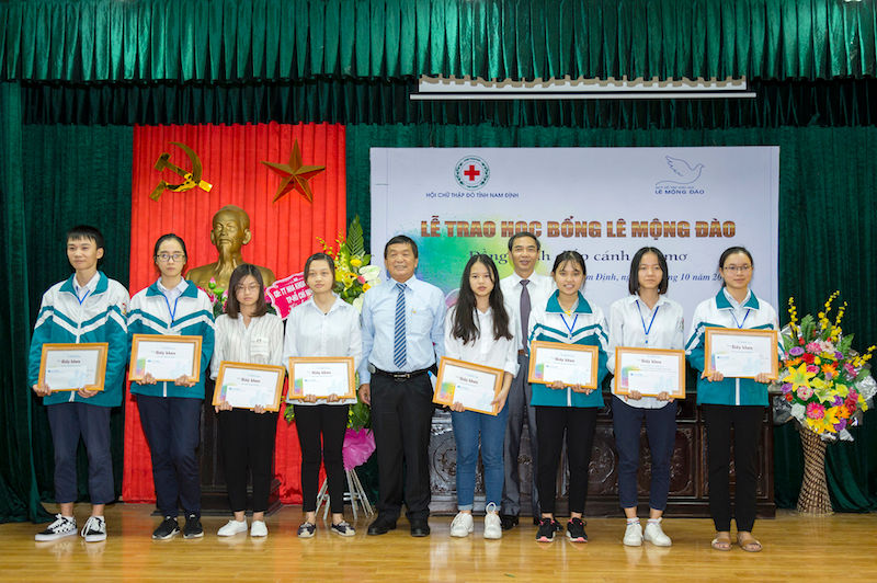 Quỹ Hỗ trợ Giáo dục Lê Mộng Đào tặng học bổng cho các em học sinh.