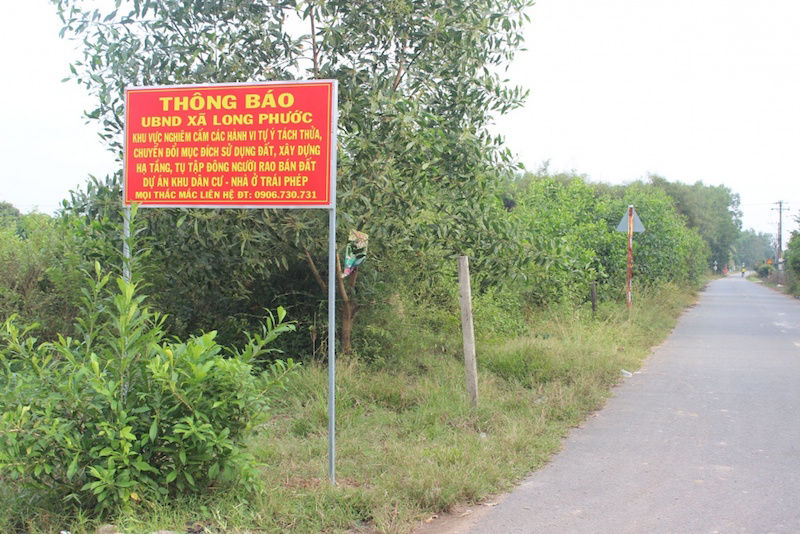 UBND xã Long Phước, huyện Long Thành đặt bảng cảnh báo người dân gần các dự án do Công ty Địa ốc Alibaba rao bán.