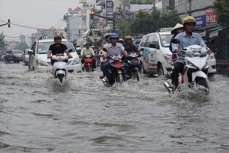 Đường Huỳnh Tấn Phát ở huyện Nhà Bè, TP.HCM thường xuyên bị ngập sâu mỗi khi triều cường.