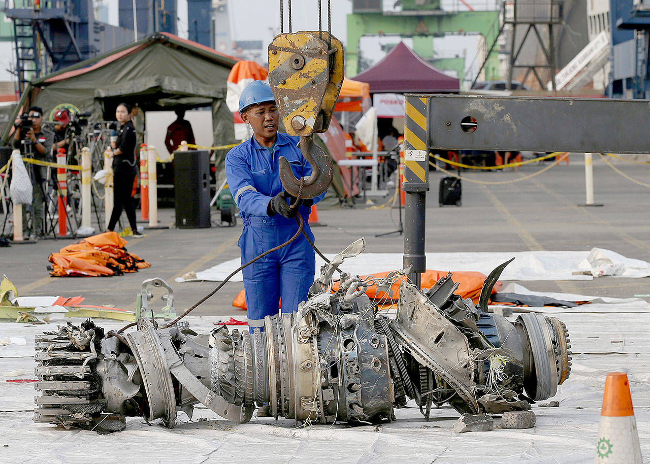 Chiếc Boeing 737 Max bị tai nạn của Lion Air có thể dính lỗi tự động bổ nhào