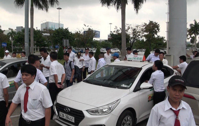 Hàng trăm tài xế của các hãng taxi hoạt động ở khu vực sân bay Đà Nẵng đình công, không đón khách sáng 4/11. Ảnh: Dân trí.