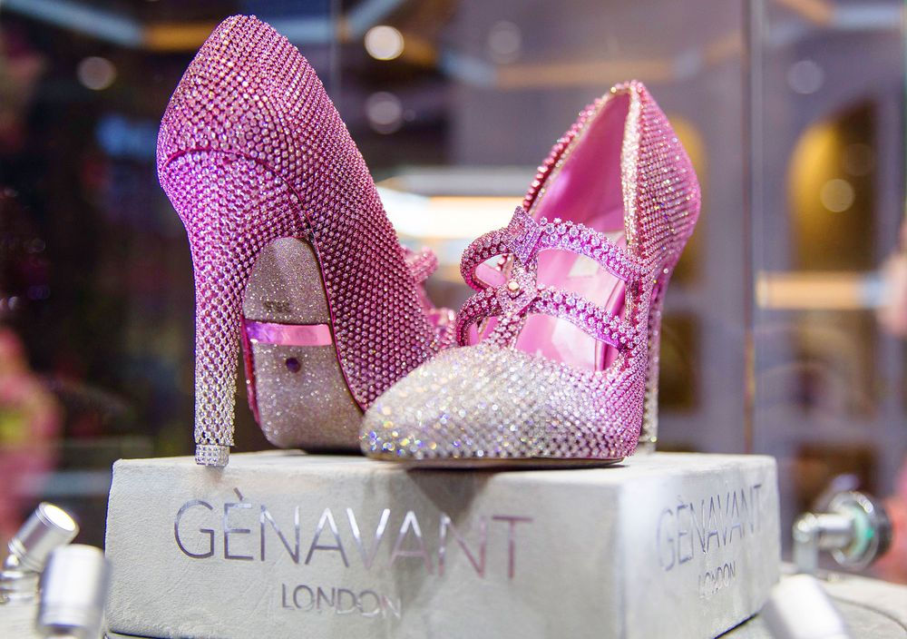 Đôi giày cao gót nạm kim cương hồng quý hiếm của thương hiệu Gènavant.  Ảnh: Imaginechina