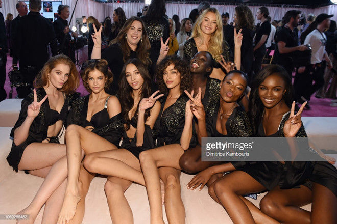 Victoria’s Secret chỉ có 12 thiên thần chính thức (ký hợp đồng với hãng), song số lượng người mẫu tham gia trình diễn là khoảng hơn 60 gương mặt.