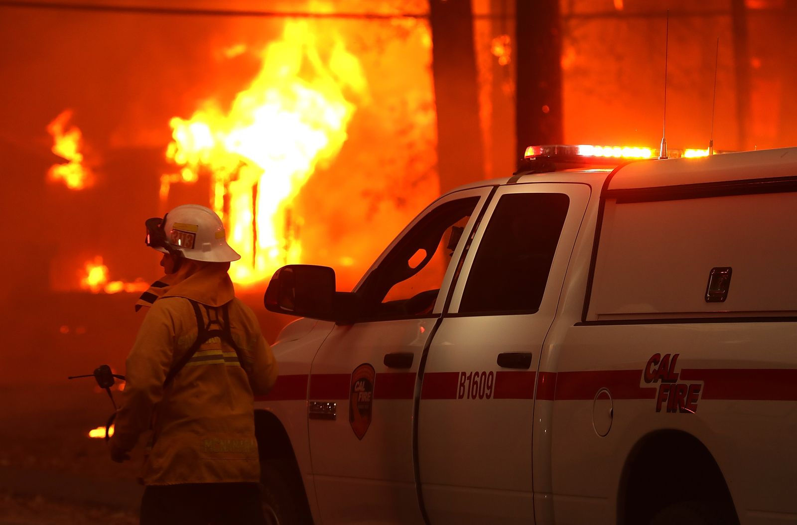   Hàng trăm lính cứu hỏa thuộc Sở Lâm nghiệp và Phòng cháy chữa cháy California được huy động chiến đấu với ngọn lửa.  