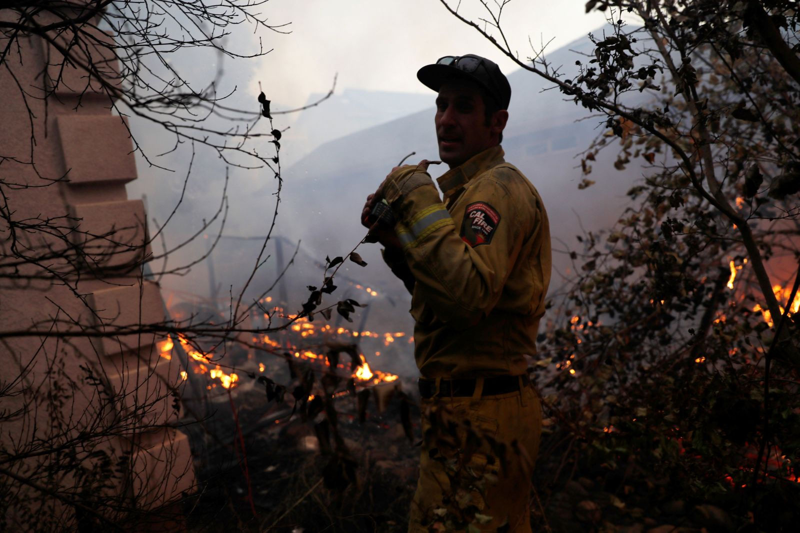 Một lính cứu hỏa thuộc Cal Fire tại Paradise, California.