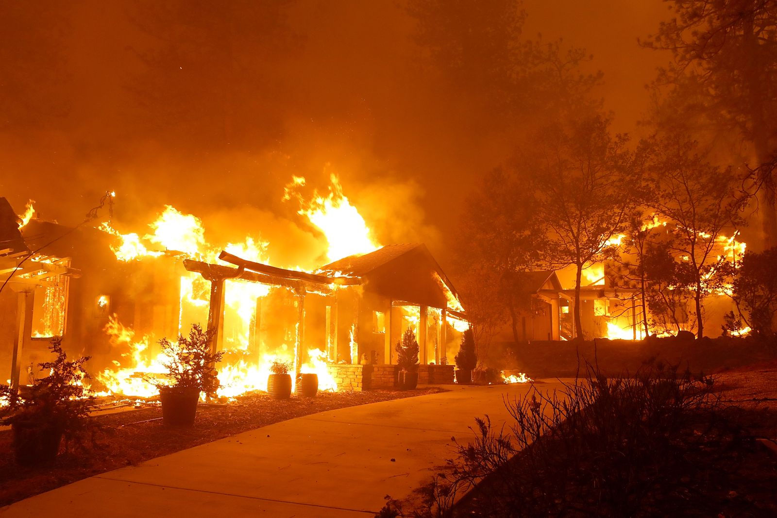 Một căn nhà  ở Paradise chìm trong ngọn lửa.