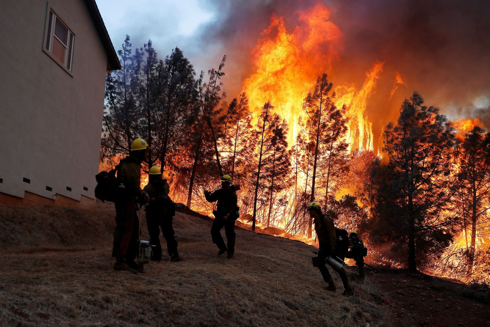 Một nhóm lính cứu hỏa của cố gắng giành giật từng ngôi nhà.