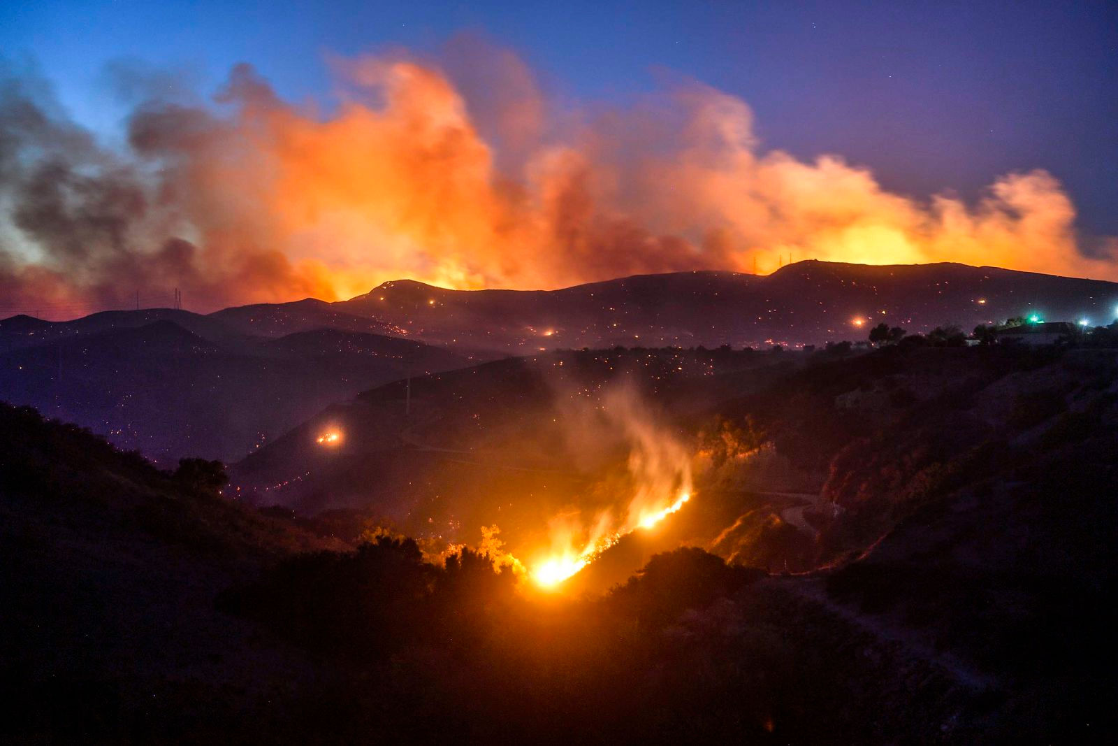   Ngọn lửa ở Thousand Oaks tại phía Nam California.  