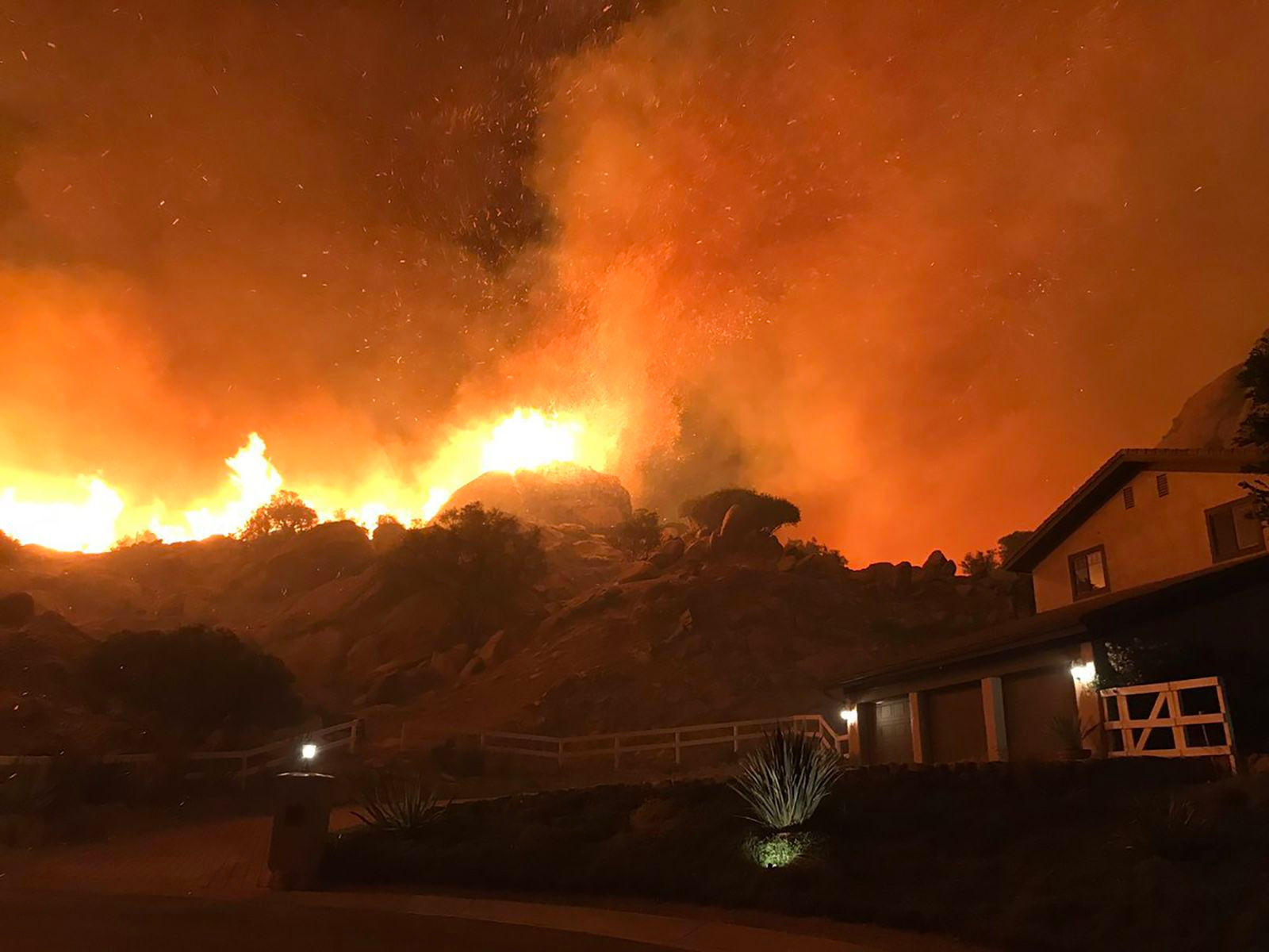 Ngọn lửa ở Bell Canyon, quận Ventura, nơi Jason Bauer nói với CNN cha mẹ anh vừa mới được sơ tán.