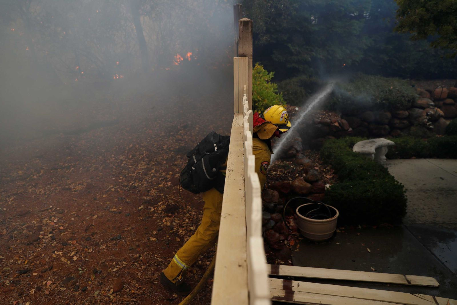   Lính cứu hỏa cố gắng dập lửa tại một ngôi nhà ở Paradise.  
